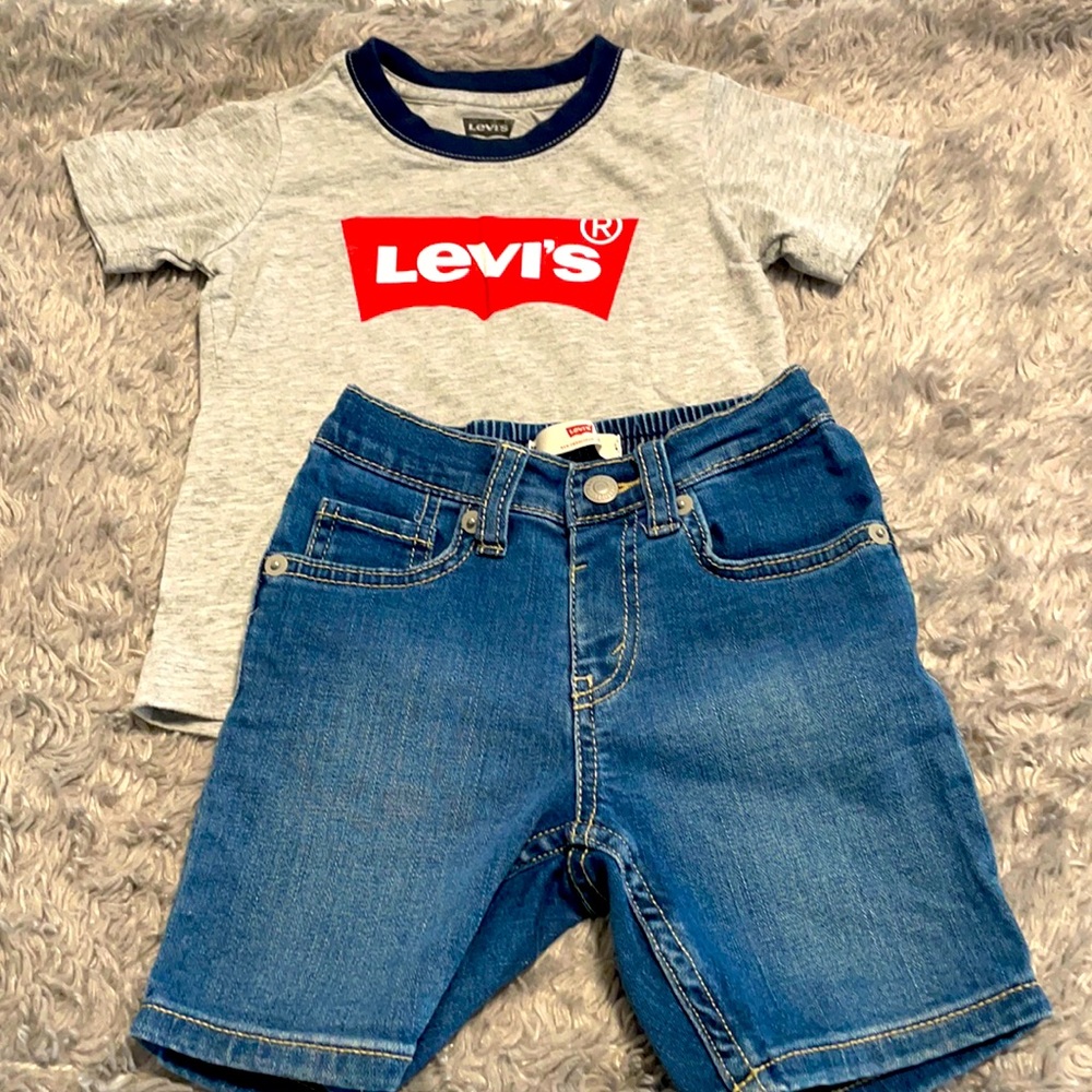 Levi’s T-shirt and short set